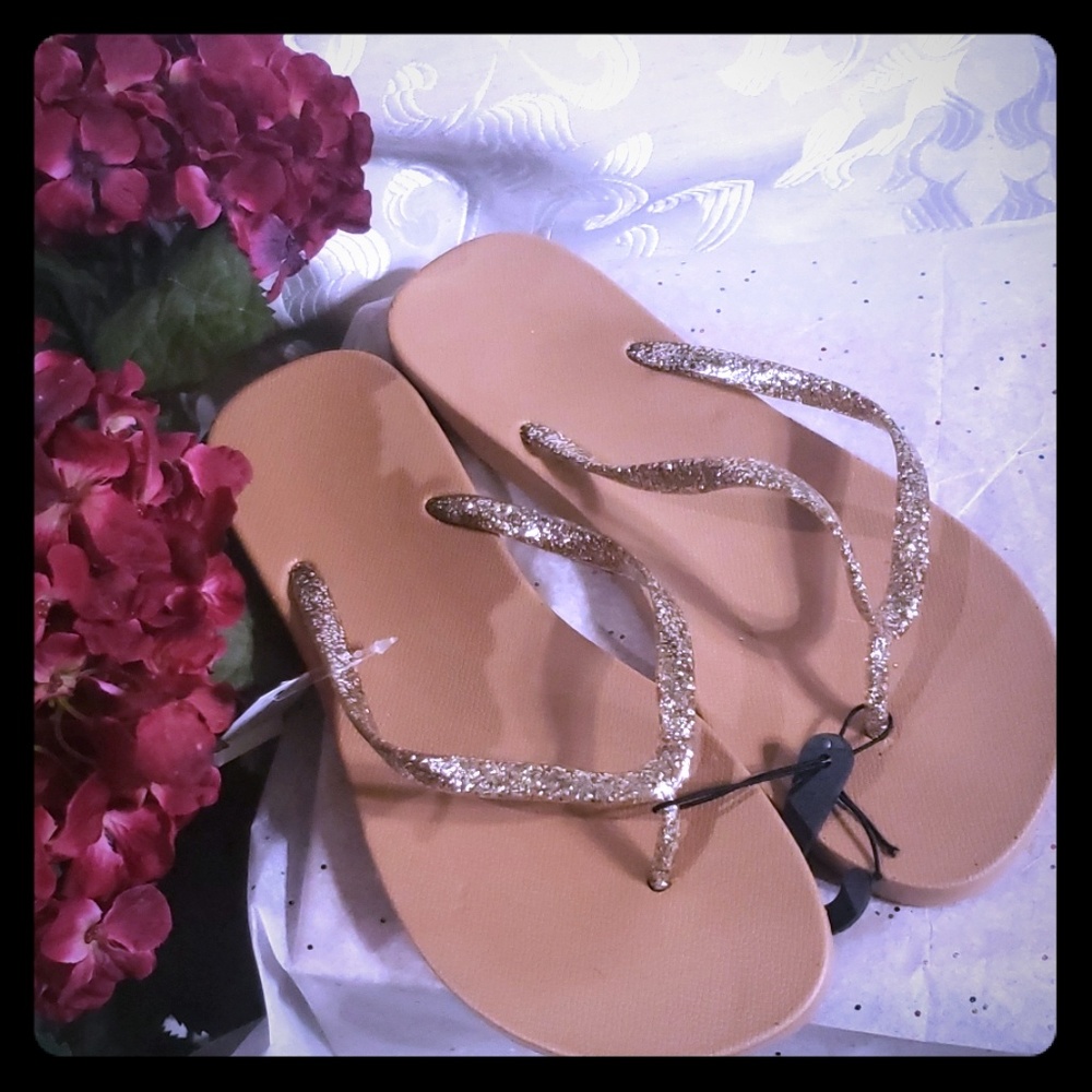 💥3/$20 Womens beachwear gold flip flops size 9/10